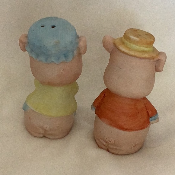 Vintage Bisque Handpainted Flirting Boy & Blushing Girl Pig Salt & Pepper Shaker - Picture 3 of 6